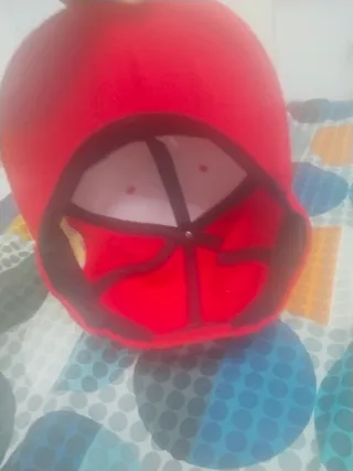 Gorra roja con letra A