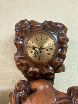Reloj de Madera Tallada Figura Humana