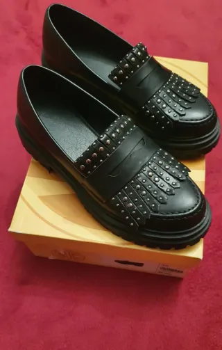 Mocasines negros con tachuelas