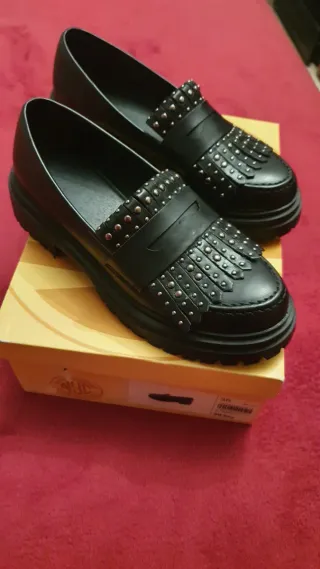 Mocasines negros con tachuelas