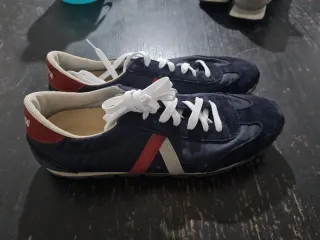 Zapatillas deportivas azul y rojo