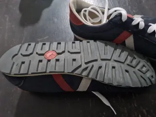 Zapatillas deportivas azul y rojo