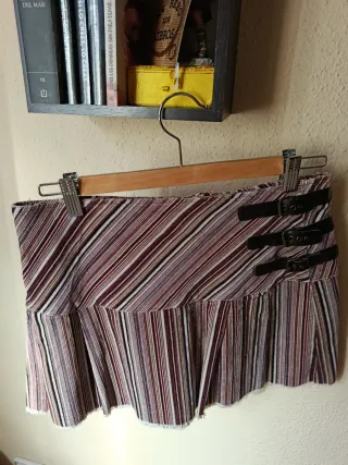 Minifalda de pana con hebillas