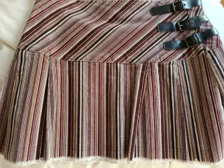 Minifalda de pana con hebillas