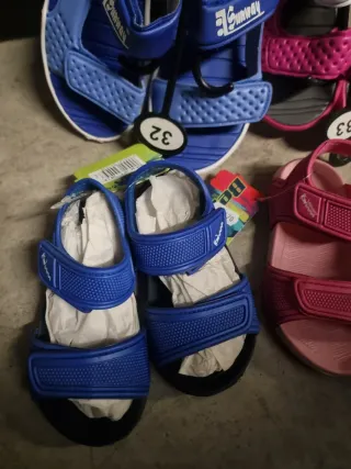 Sandalias con velcro  diferentes tallas 20 unidade