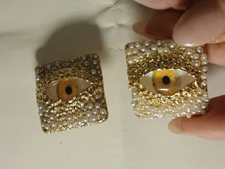 Orecchini quadrati dorati con perle