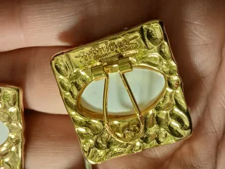 Orecchini quadrati dorati con perle