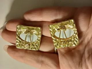 Orecchini quadrati dorati con perle