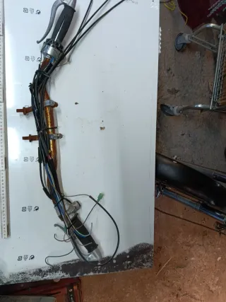 Manillar moto clásica con acelerador