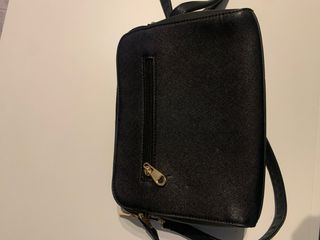 Bolso de mano negro con detalles dorados