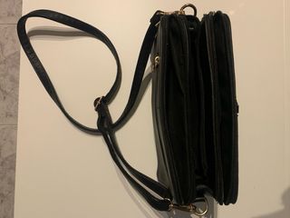 Bolso de mano negro con detalles dorados