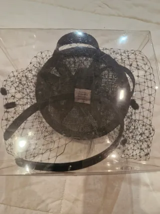 Tocado negro con velo y plumas 100% paja natural