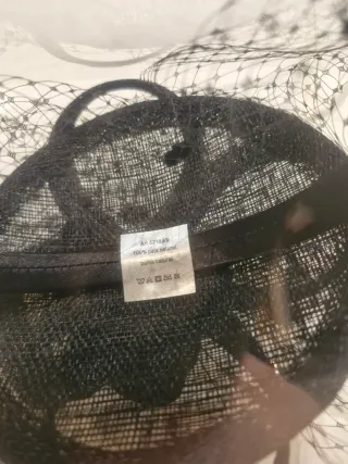 Tocado negro con velo y plumas 100% paja natural