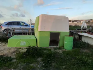 Kiosko de plástico verde y blanco