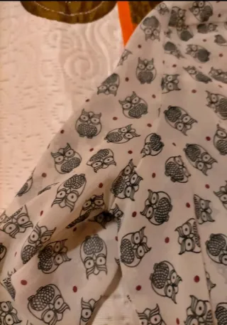 Blusa blanca con estampado de búhos