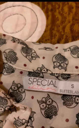 Blusa blanca con estampado de búhos