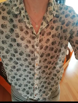 Blusa blanca con estampado de búhos