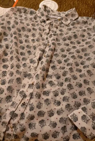 Blusa blanca con estampado de búhos