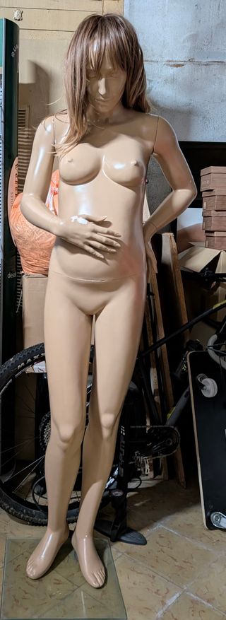 Maniquí mujer embarazada beige