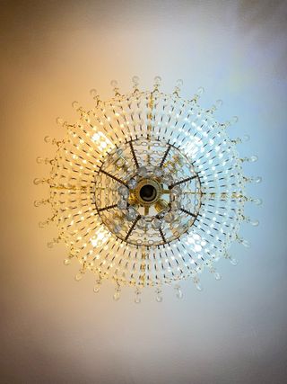 Lámpara de techo cristal y metal dorada