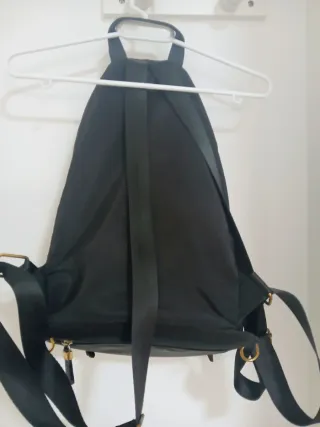 Mochila negra con cremalleras doradas