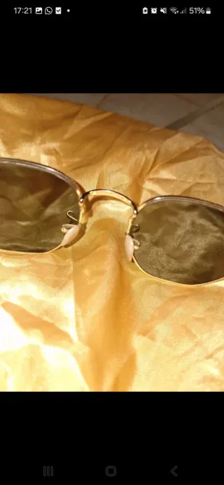 Gafas de sol Ray-Ban negras y doradas