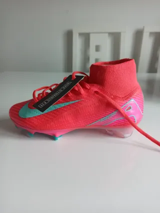 Botas de fútbol Nike Mercurial Rojas.