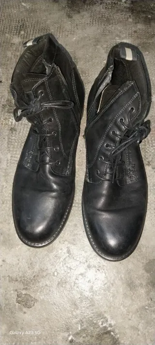 Botas de cuero negras con cordones y cierre