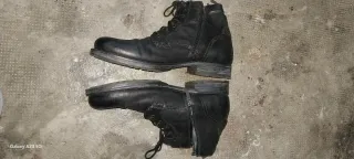 Botas de cuero negras con cordones y cierre