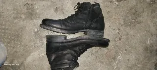 Botas de cuero negras con cordones y cierre