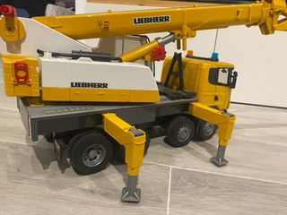 Grúa de juguete Scania amarilla