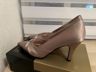 Conjunto Zapatos y Bolso de raso color visón.