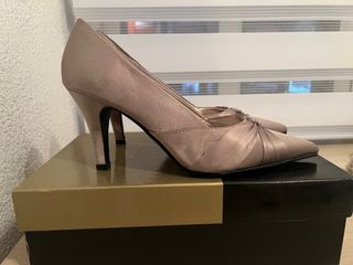 Conjunto Zapatos y Bolso de raso color visón.