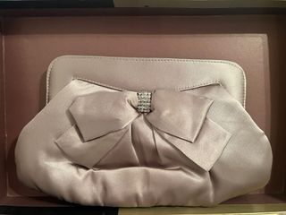 Conjunto Zapatos y Bolso de raso color visón.