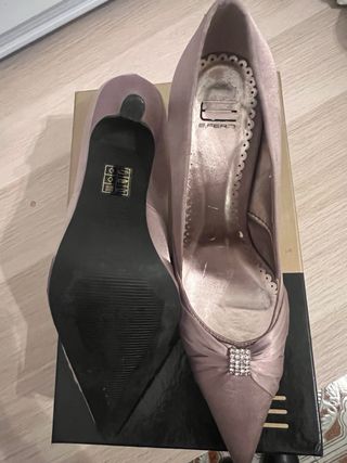 Conjunto Zapatos y Bolso de raso color visón.