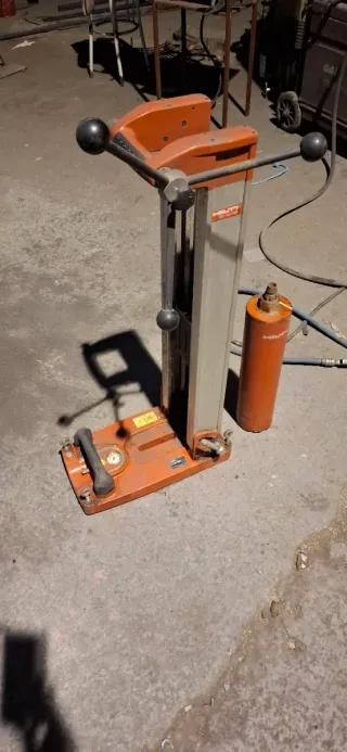 Taladro Hilti DD 130 con columna y broca de 112mm