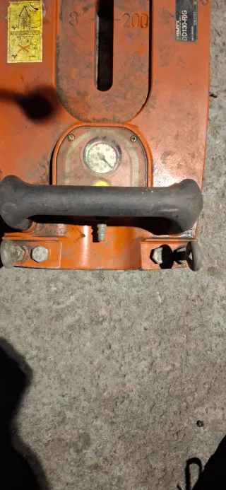 Taladro Hilti DD 130 con columna y broca de 112mm