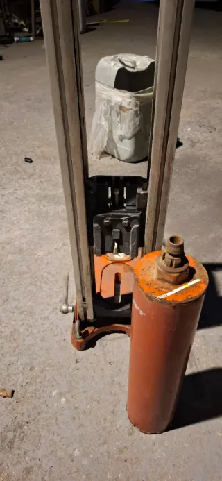 Taladro Hilti DD 130 con columna y broca de 112mm