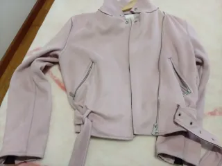 Cazadora rosa estilo motero