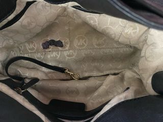 Bolso Michael Kors Negro con Detalles Dorados