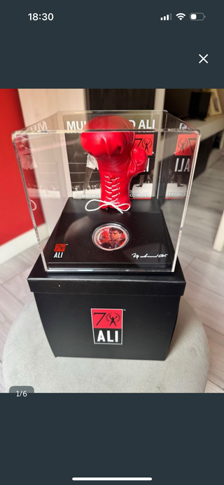Guante y moneda Muhammad Ali