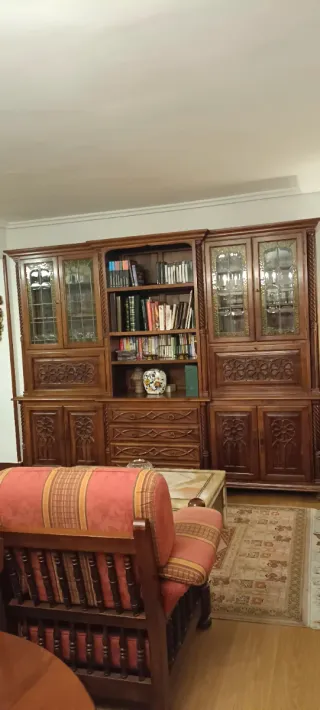 Mueble de salón de nogal macizo