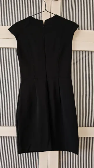 Vestido negro elegante con detalles dorados