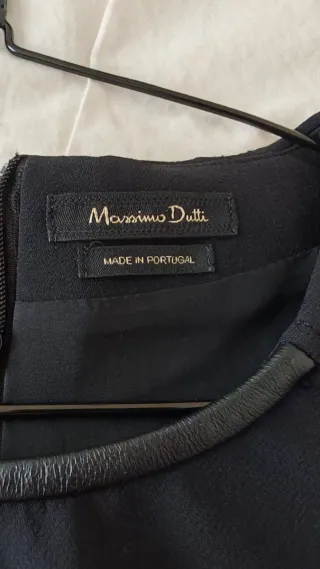 Vestido negro elegante con detalles dorados