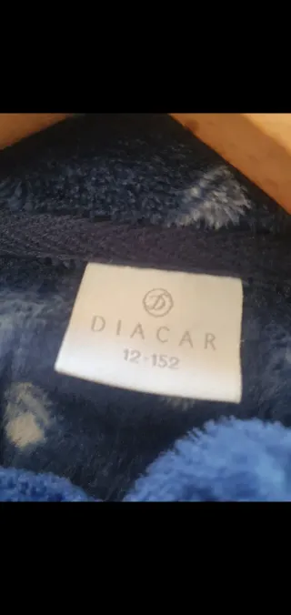 Bata azul con estampado blanco