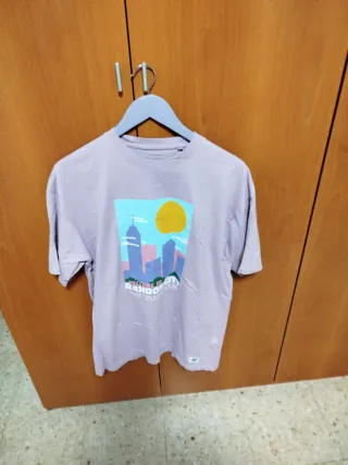 Camiseta hombre morada con estampado