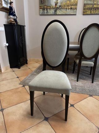 Mesa de comedor y 4 sillas tapizadas