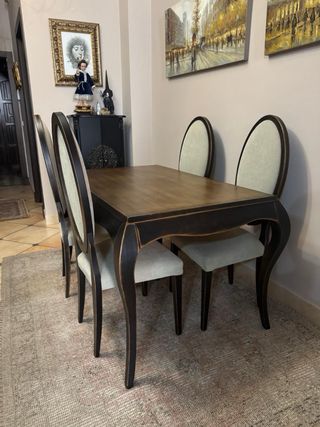 Mesa de comedor y 4 sillas tapizadas