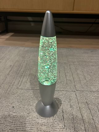 Lámpara tipo lava a pilas