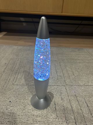 Lámpara tipo lava a pilas